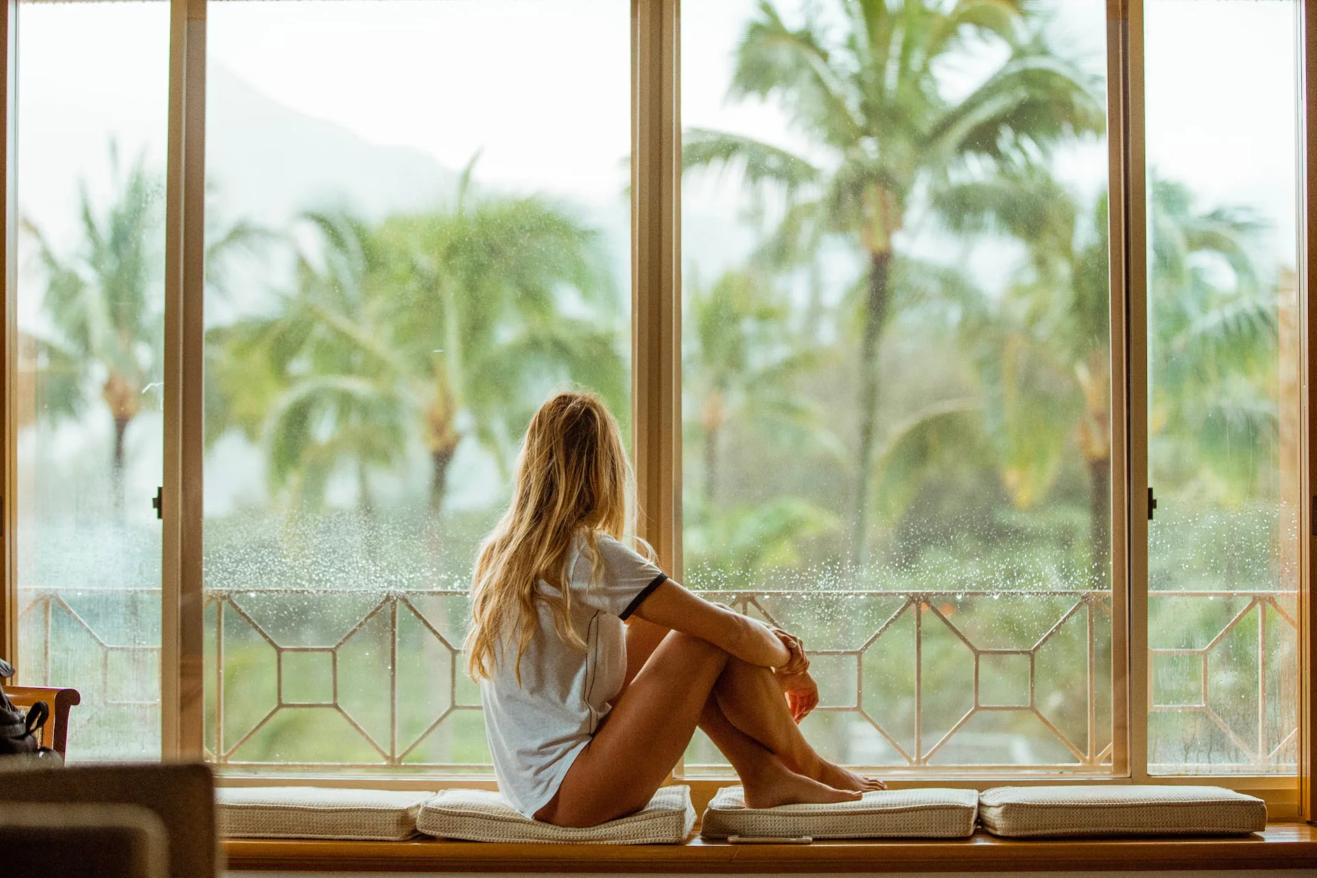 A slow morning at the window, the mood the shot is made for